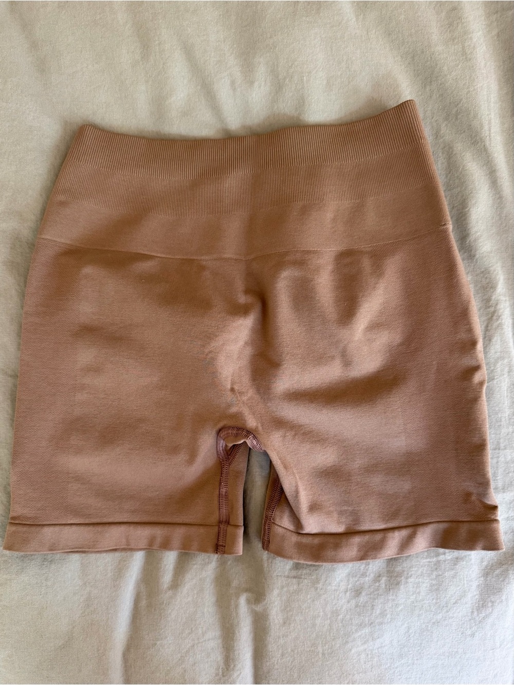 Alphalete Amplify 4.5” Shorts Chai Tan Size Small